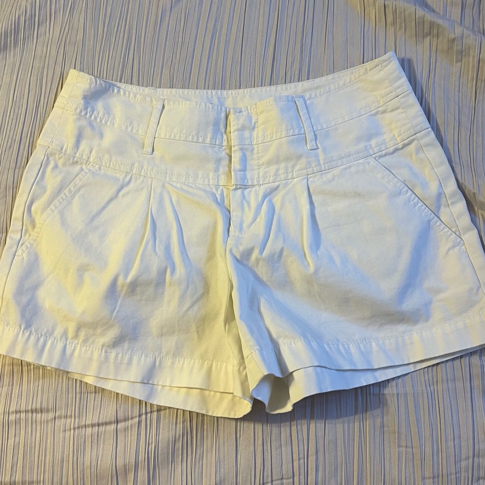 Banana Republic white pleated shorts 4 inch inseam size 2